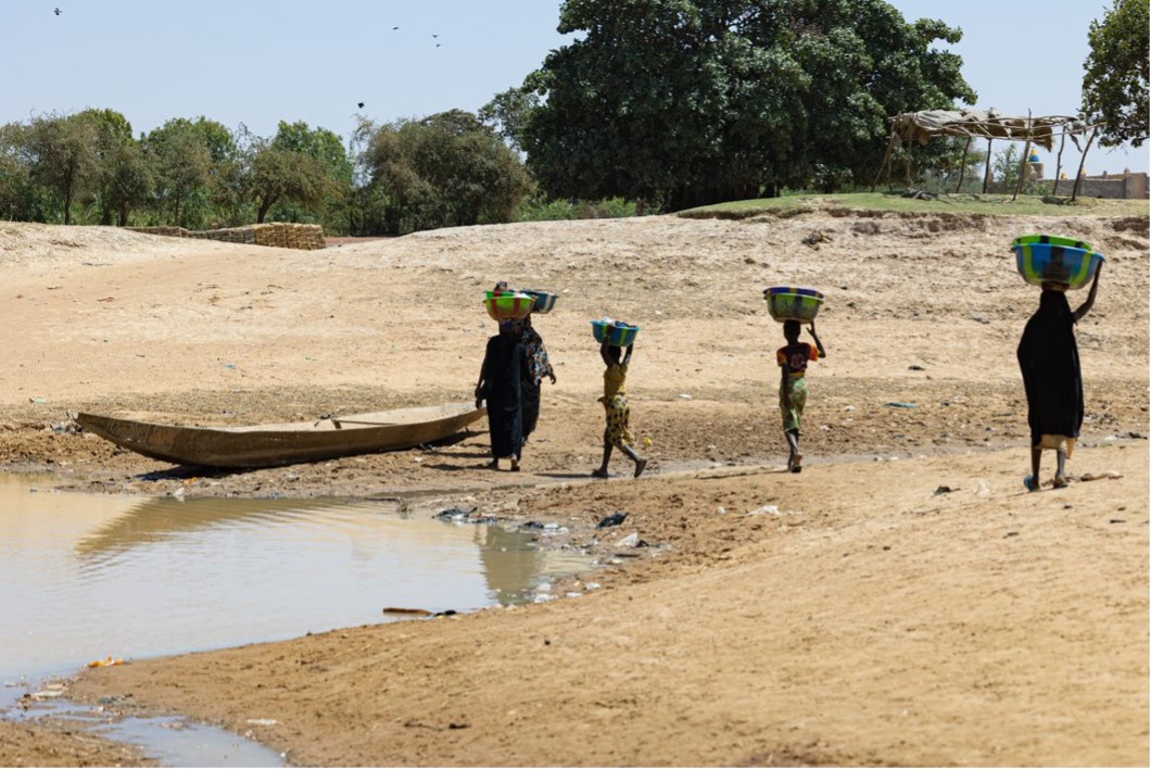 Des femmes de Konna revenant du fleuve après avoir lavé les vêtements du foyer. (Photo credits: International Alert)