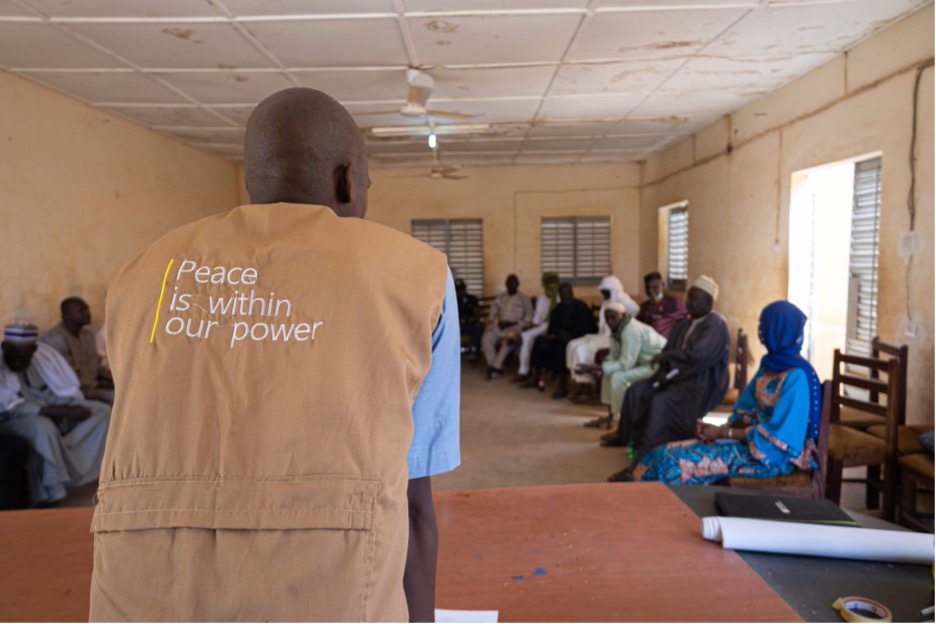 Hamidou NIAPOGO, International Alert Focal Point moderating a dialogue session between the community representatives in Konna