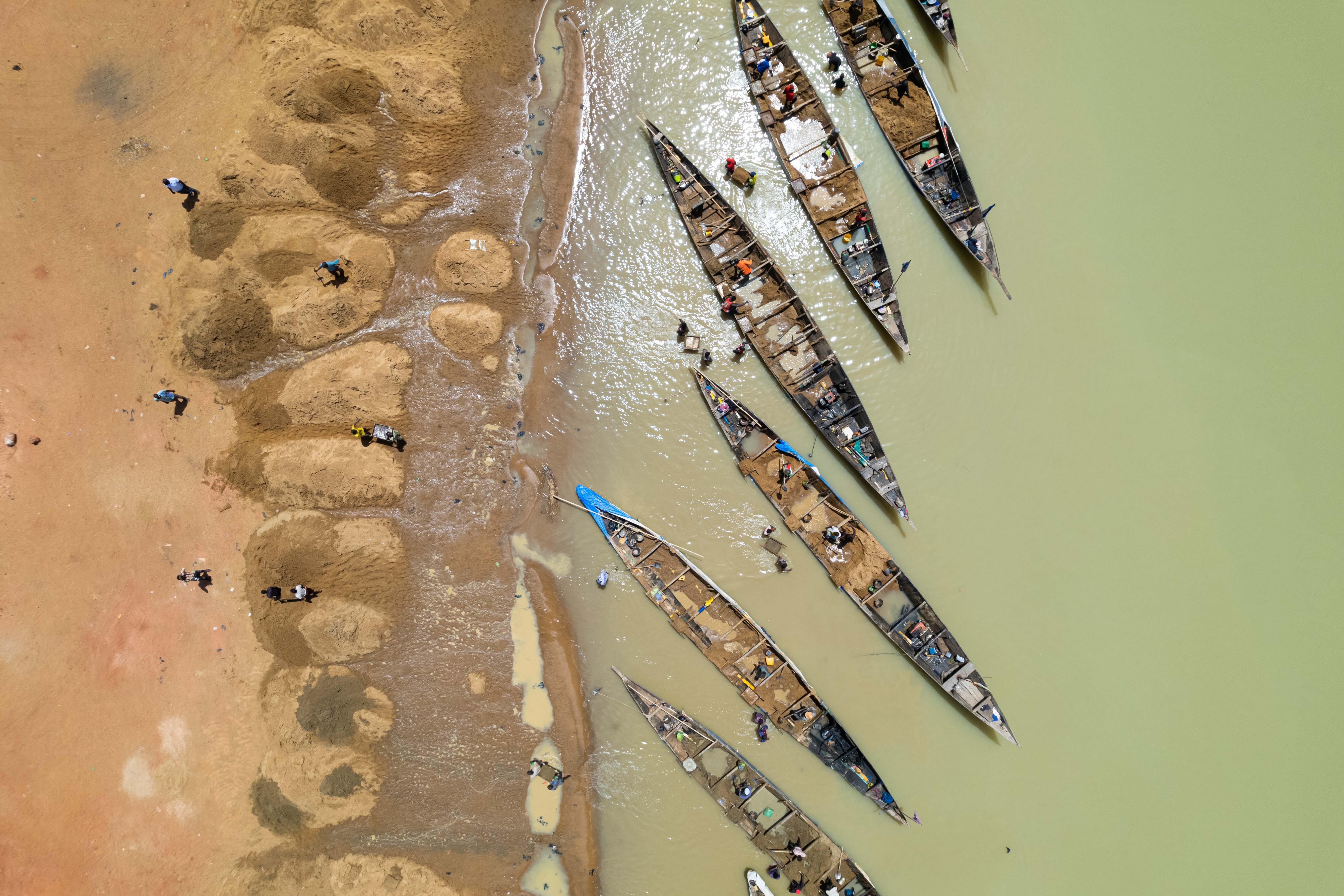 Vue aérienne des Pinassiers récupérant du sable du fleuve