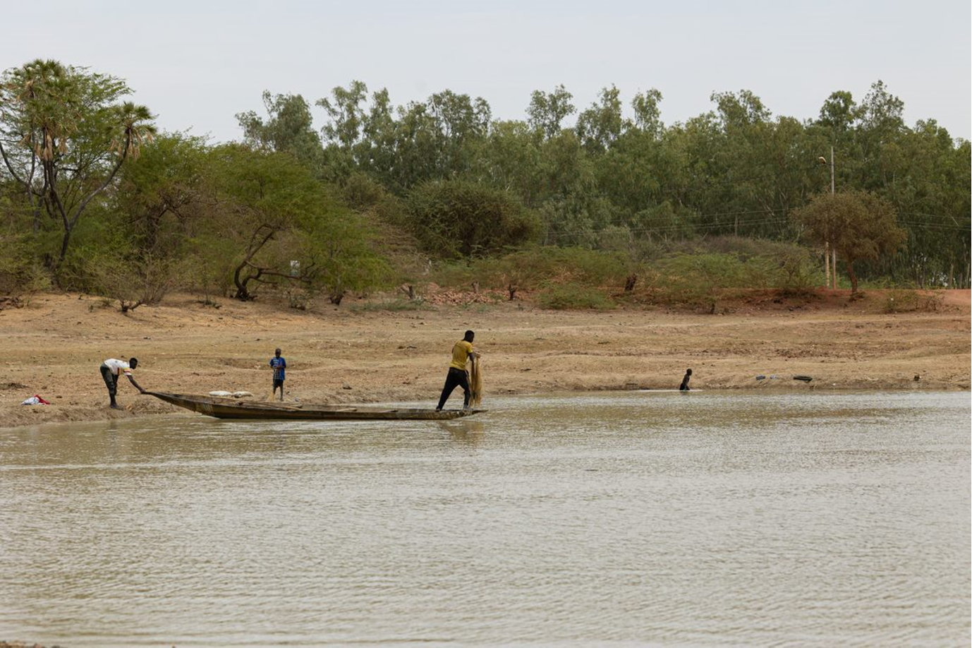 Des pêcheurs de Djenné sur une pirogue en bois appelée Pinasse
