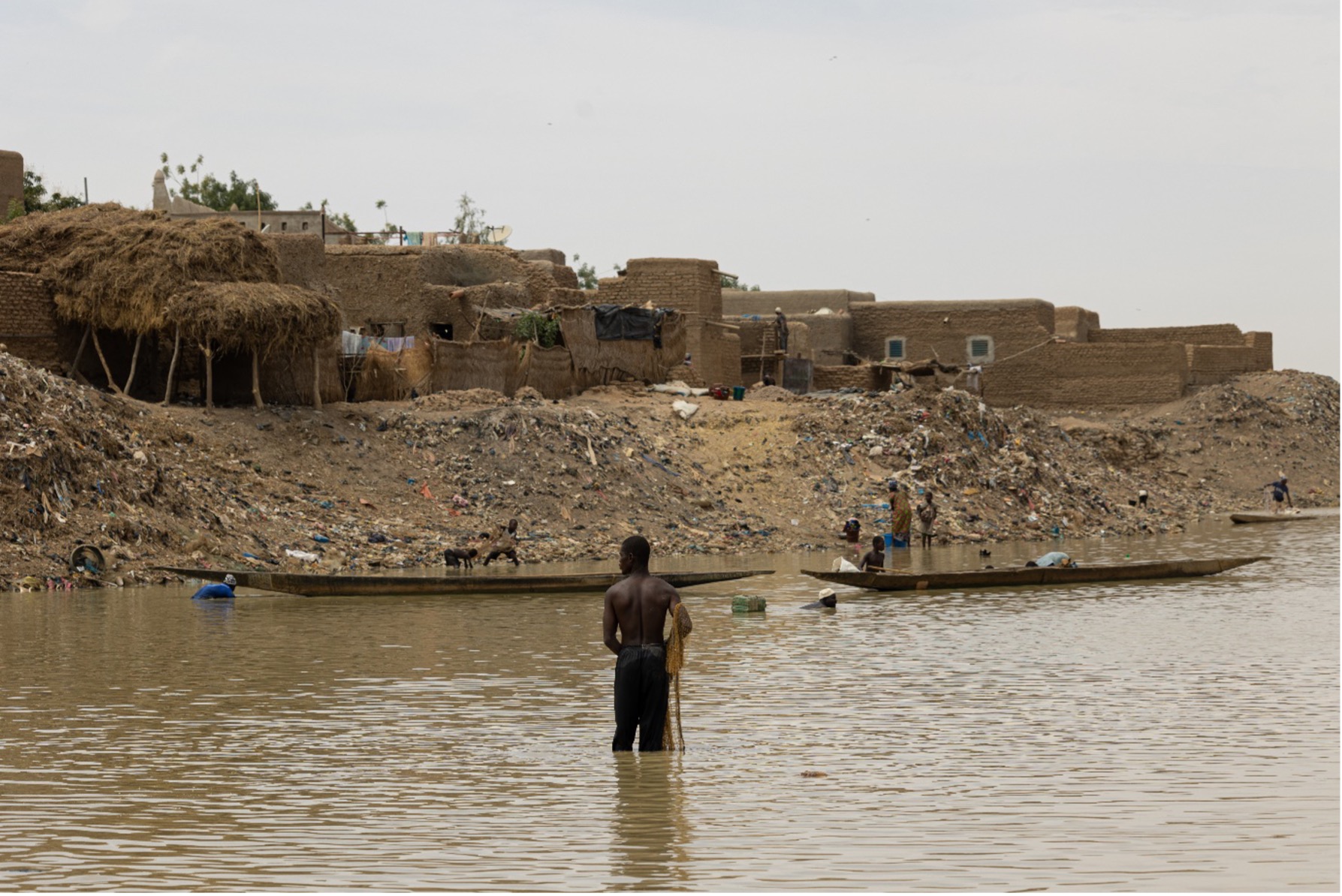 Un pêcheur dans le fleuve Niger à Djenne