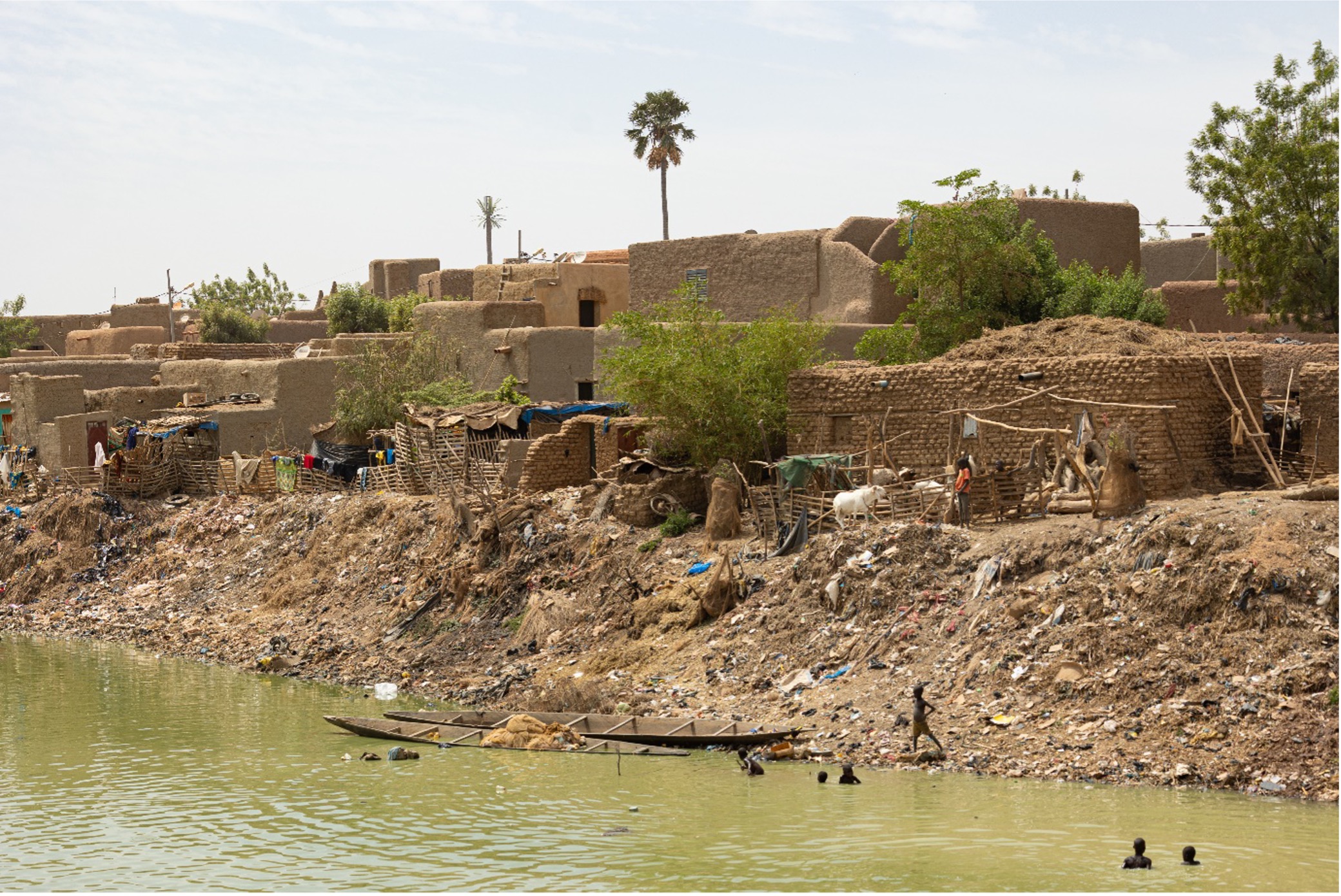Inhabitants of Djenné swimming on the banks of the Niger River